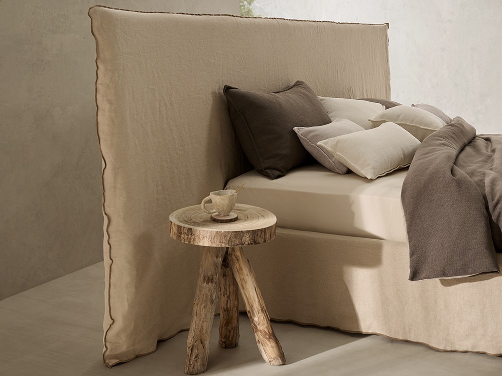 Detalle de la costura de la cama tapizada en lino H2O de Acana