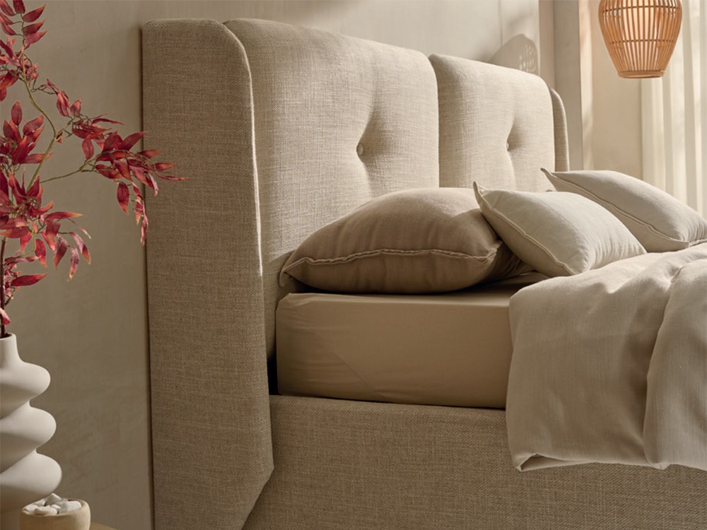 Detalle del cabecero con botones de la cama tapizada Damm de Acana