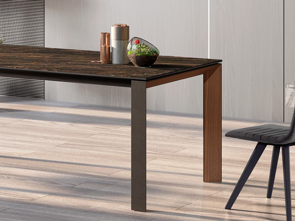 Las patas de la mesa Celia son de metal y chapa natural Tabula.