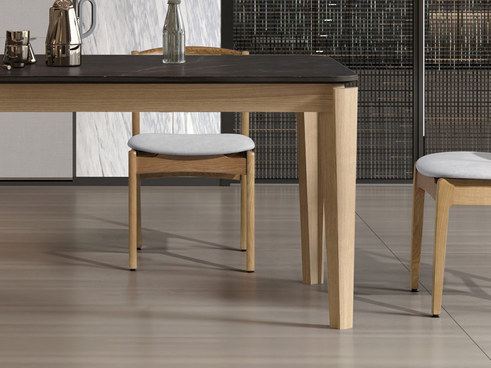 Detalle de las patas de madera de la mesa extensible Ziggy de Tabula