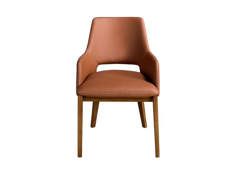 El asiento envolvente tapizado en polipiel marrón de la silla 4157 Ángel Cerdá