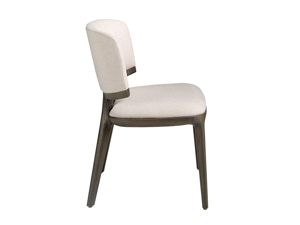 De líneas redondeadas y confortables brazos, silla 4165 de Ángel Cerdá