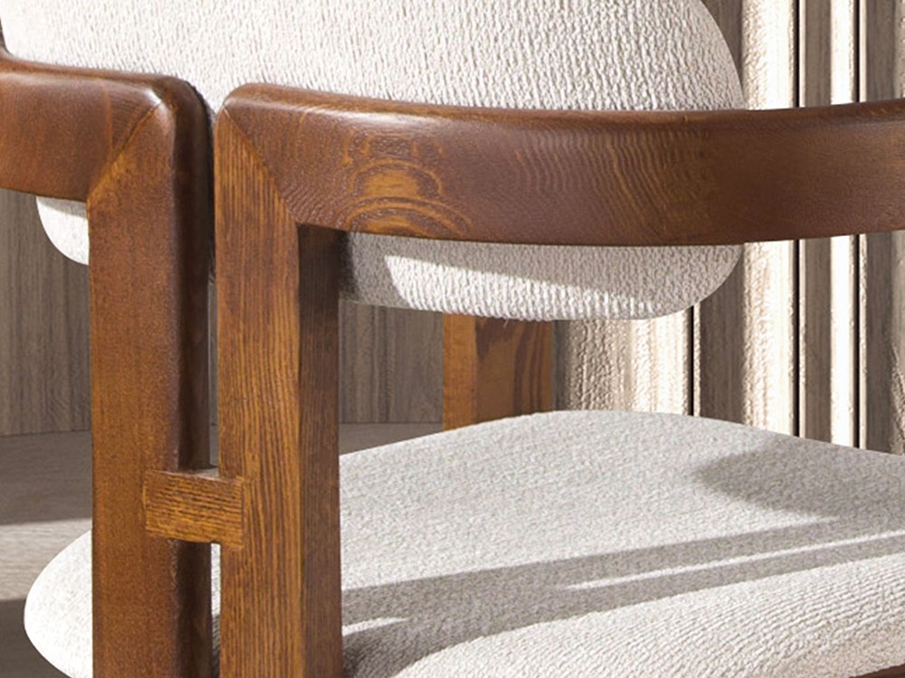 Detalle de la estructura de madera maciza y el tapizado en blanco roto 4194 silla de Ángel Cerdá