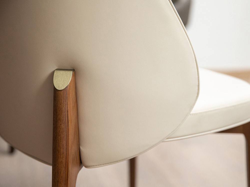 Detalle del tapizado en polipiel color crema y la estructura de madera, silla 4207 de Ángel Cerdá