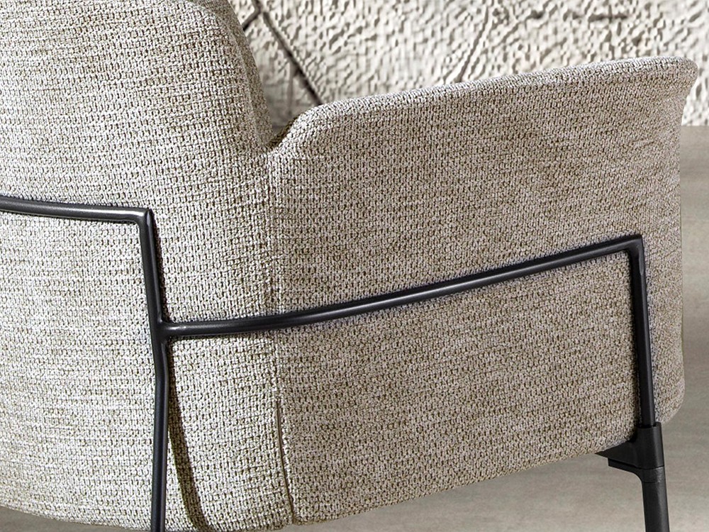 Detalle del tapizado gris y la estructura de acero negro, silla 4170 de Ángel Cerdá