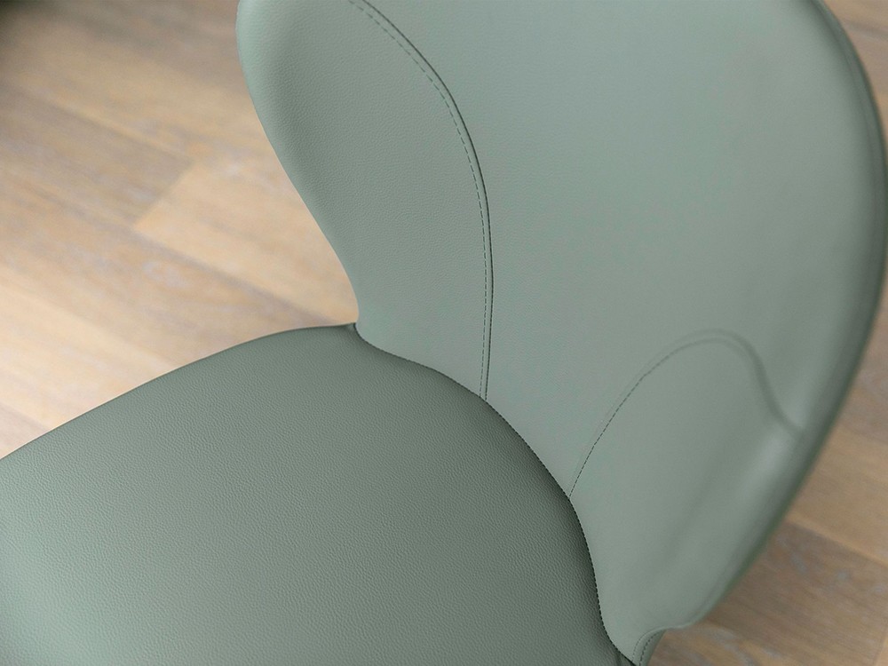 Detalle del tapizado en polipiel verde claro de la silla 4183 de Ángel Cerdá