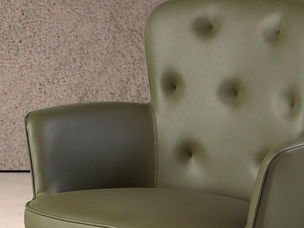 Detalle del tapizado polipiel en verde oliva con capitoné en el respaldo de la silla 4192 de Ángel Cerdá