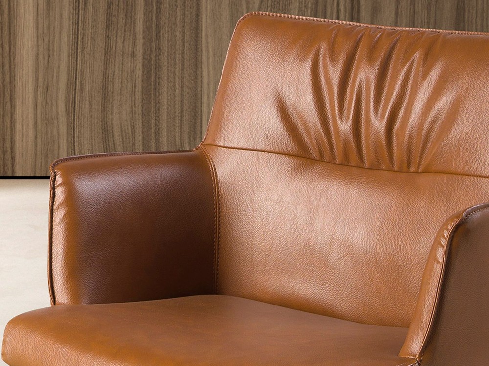 Detalle del tapizado en polipiel marrón de la silla de comedor giratoria 4193 de Ángel Cerdá