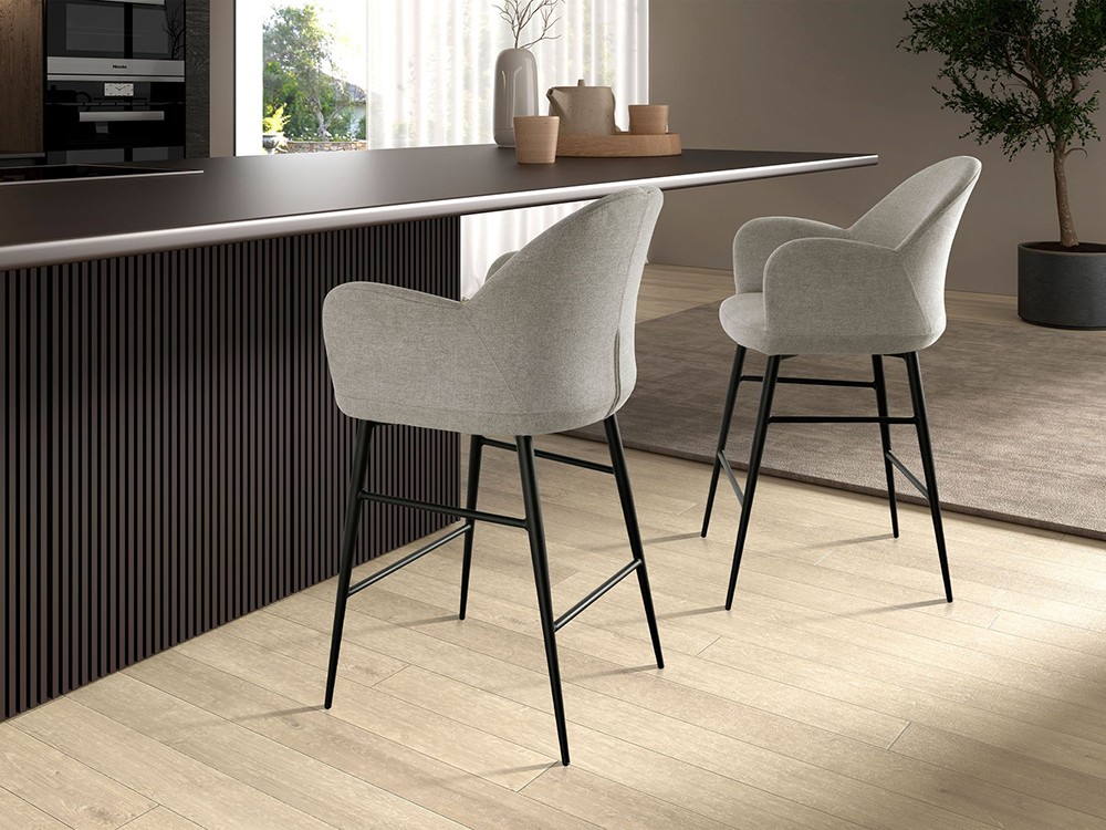 Con asiento tapizado en tejido gris claro y patas de metal negro 4174 taburete de Ángel Cerdá