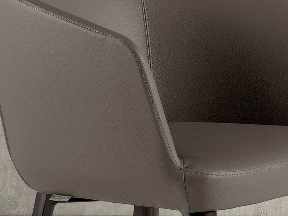 Detalle del tapizado en polipiel del taburete 4134 de Ángel Cerdá