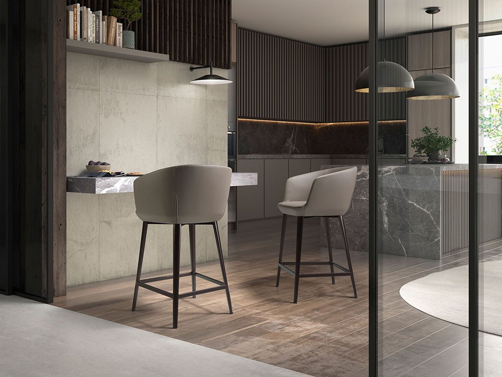 Con asiento de diseño envolvente combina el tapizado polipiel con las patas de metal, taburete 4134