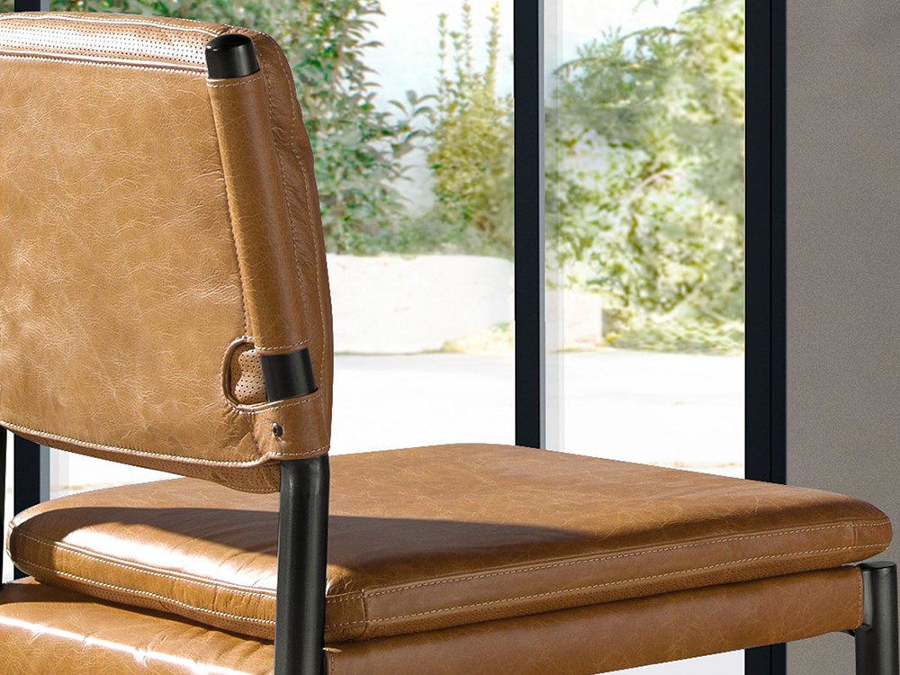 Detalle del tapizado en piel natural color marrón, taburete 4167 de Angel Cerdá