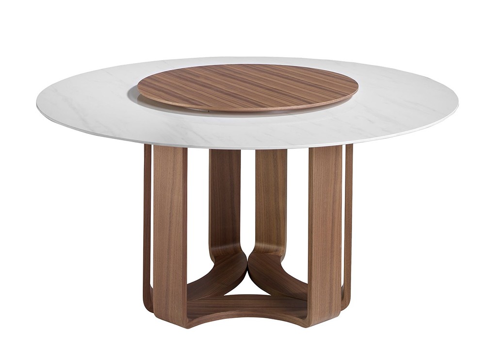 Original diseño que combina la chapa natural de nogal con el porcelánico, mesa 1137 de Ángel Cerdá