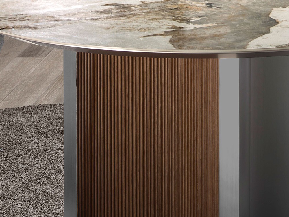 Detalle de la base escultórica en madera color nogal y DM plateado, mesa 1148 de Ángel Cerdá