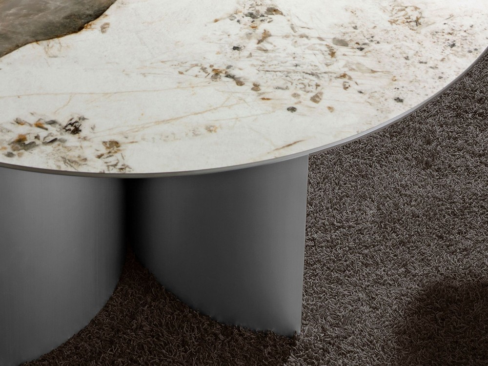 Sobre porcelánico en color blanco con vetas sobre DM, mesa redonda 1148 de Ángel Cerdá