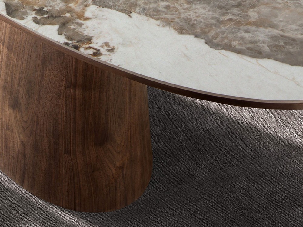 Detalle del sobre porcelánico y base de madera chapada en nogal natural, mesa 1177 Ángel Cerdá