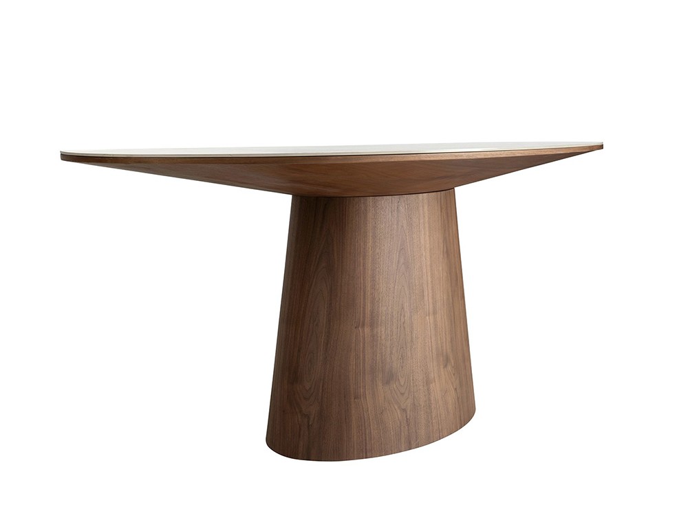 Con una escultórica base de madera chapada en nogal natural de Ángel Cerdá, mesa 1177