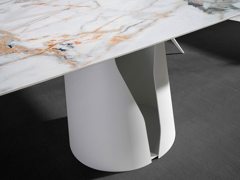 Detalle del sobre porcelánico y la base escultural de metal blanco, mesa 1135 de Ángel Cerdá