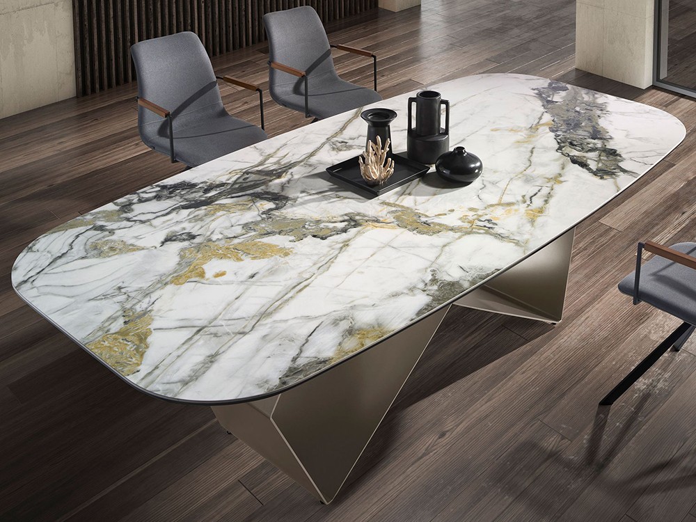 Sobre con silueta barril en porcelánico blanco con vetas grises y doradas en acabado brillo, mesa 1140