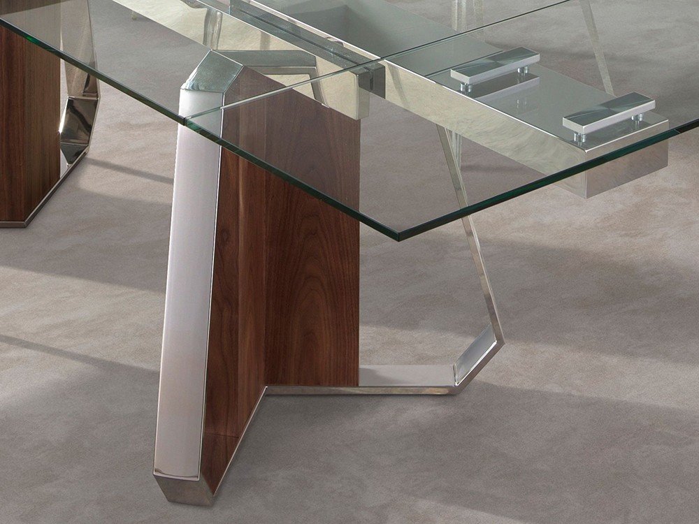 Detalle del sobre de cristal templado y base escultórica de acero cromado y chapa natural, mesa 1159