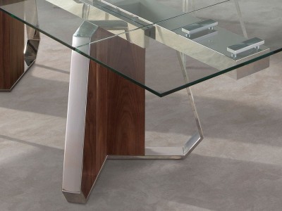 Detalle del sobre de cristal templado y base escultórica de acero cromado y chapa natural, mesa 1159