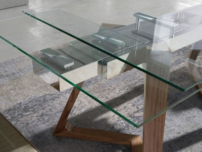 Detalle del sobre de cristal templado y la base en chapa de la mesa 1115 Ángel Cerdá