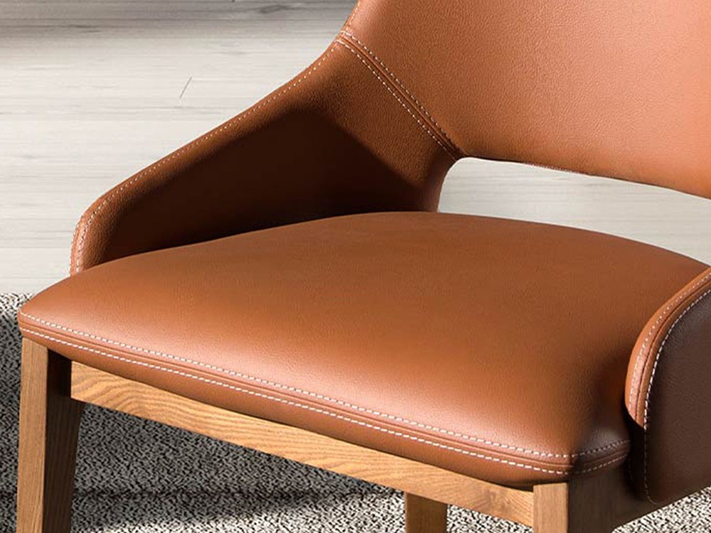Detalle del tapizado en suave polipiel marrón silla de Ángel Cerdá 4156
