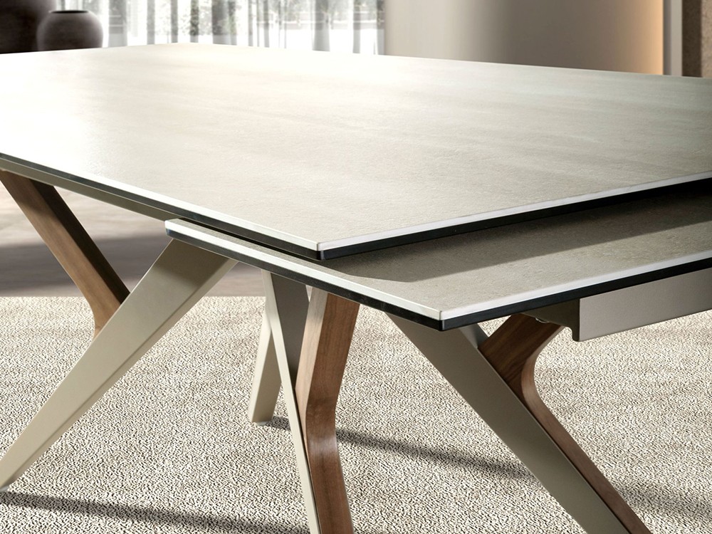 Detalle del sobre y las extensiones de la mesa 1155 porcelánico de Ángel Cerdá