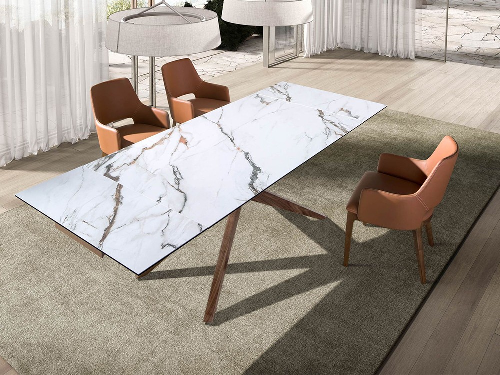 Mesa extensible de comedor con sobre porcelánico blanco veta y base de chapa nogal 1157 de Ángel Cerdá
