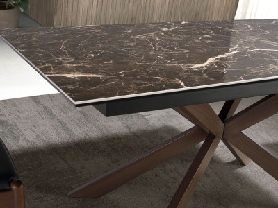 Detalle del sobre y la base de la mesa extensible para comedor 1121 de Ángel cerdá