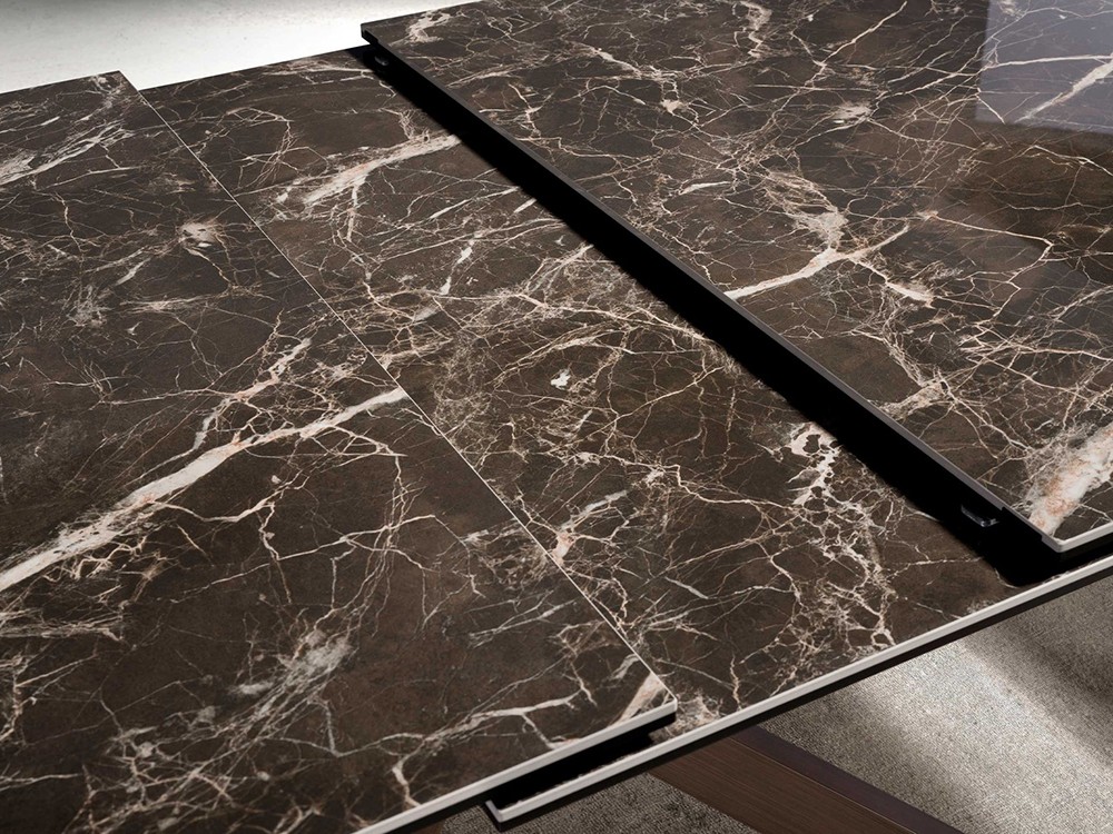 Sobre con dos extensiones en el mismo acabado porcelánico, mesa 1121 Ángel Cerdá