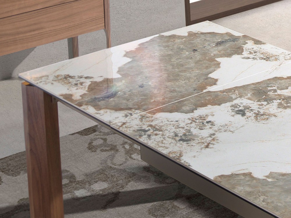 Detalle del sobre porcelánico y las patas en chapa natural de nogal, Ángel cerdá mesa 1118