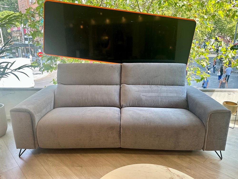 Sofá con mecanismo relax Kioto procedente de liquidación de exposición