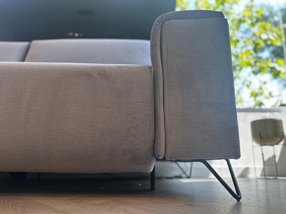 Con patas de metal negro