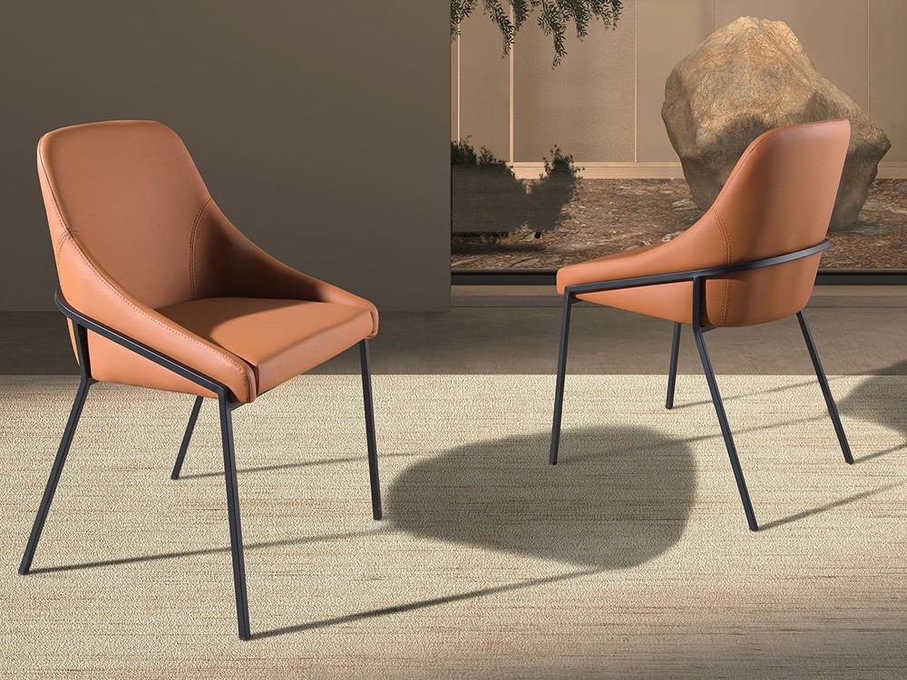 Tapizada en una original polipiel naranja, silla 4161 de Ángel Cerdá