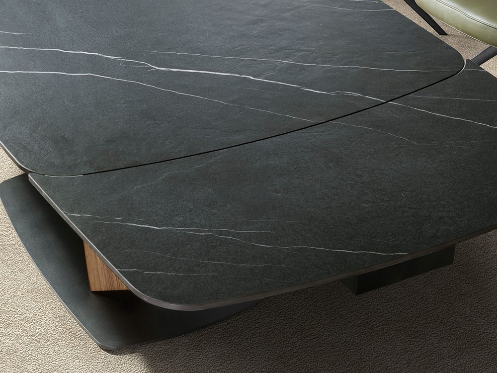 Detalle del sobre porcelánico con dos extensiones de la mesa 1149 de Ángel Cerdá