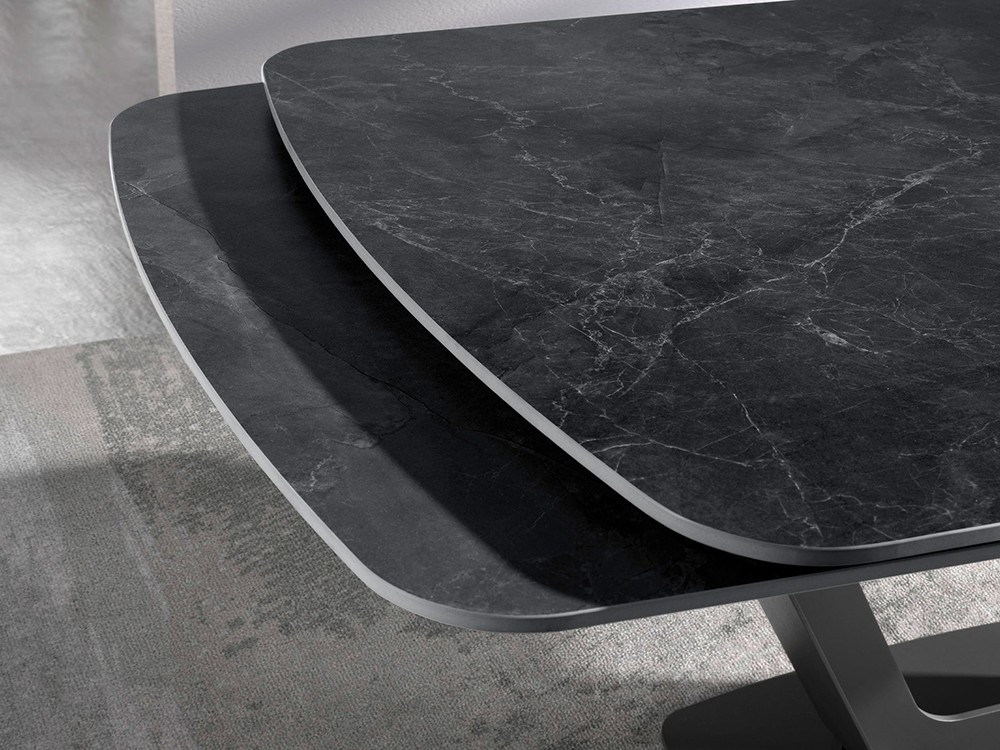 Detalle del sobre porcelánico en acabado mate de forma barril con dos extensiones, mesa 1132