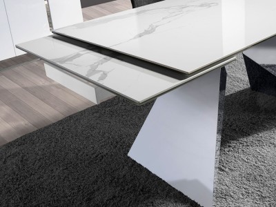 Detalle del sobre y las extensiones de la mesa de comedor de Ángel Cerdá 1116