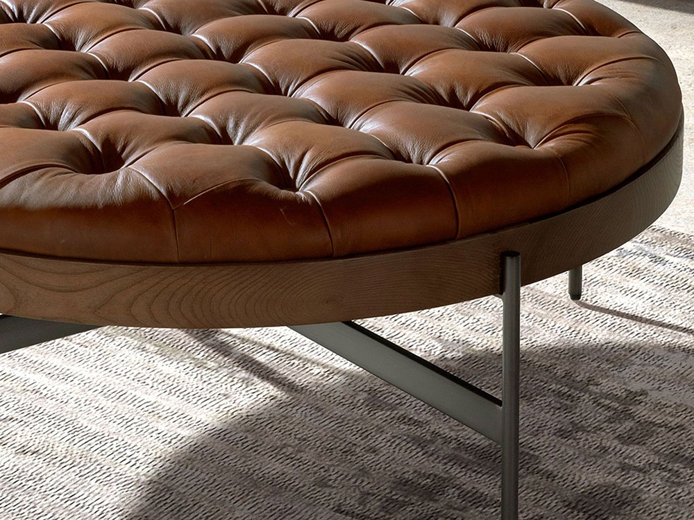 La original tapa tapizada en piel de vacuno es el toque distintivo de la mesa 2147 de Ángel Cerdá