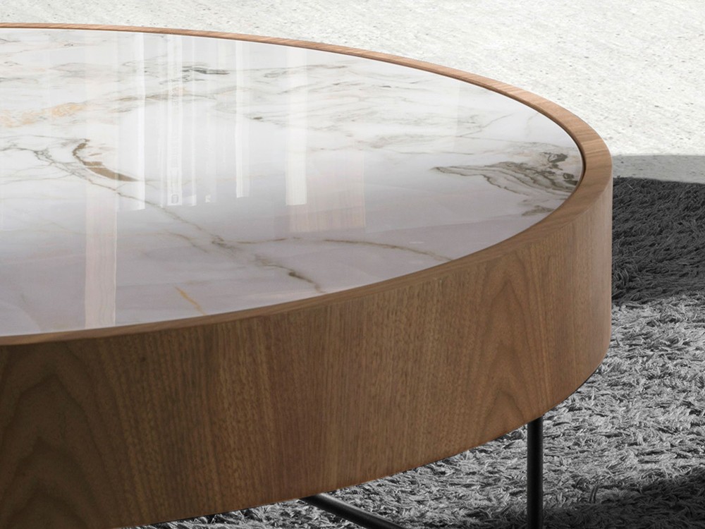 Mesa de centro con sobre porcelánico y chapa natural de nogal 2138 de Ángel Cerdá