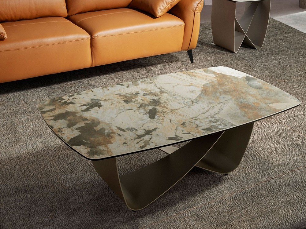 Diseño vanguardista con sobre porcelánico y base de acero, mesa 2144 de Angel Cerdá