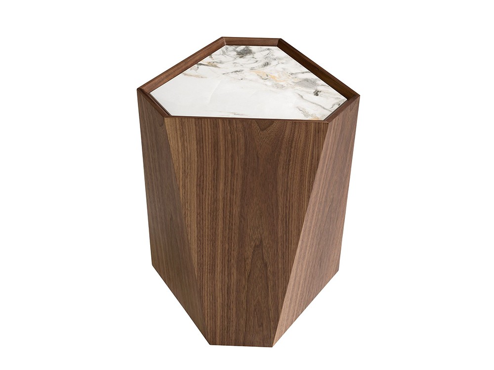 Combina la calidez de la madera y la elegancia del porcelánico, mesa auxiliar 2134 de Ángel Cerdá