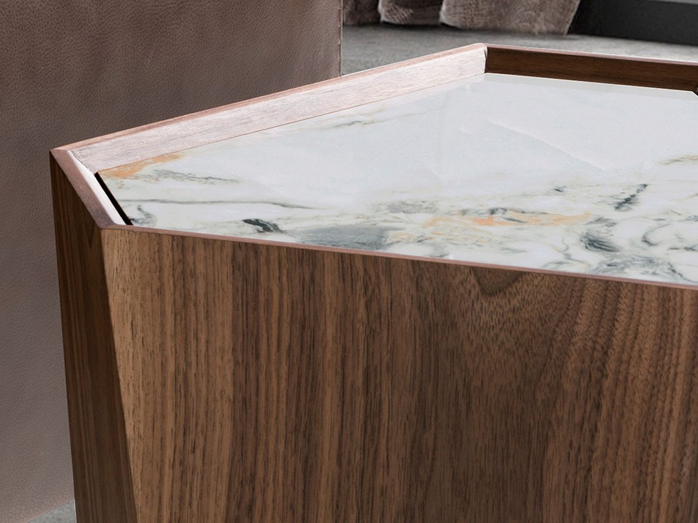 Sobre porcelánico y base en chapa natural de nogal 2134 mesa auxiliar de Ángel Cerdá