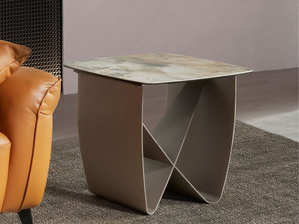 Mesa de rincón con sobre porcelánico y base de acero pintado 2145 de Ángel Cerdá