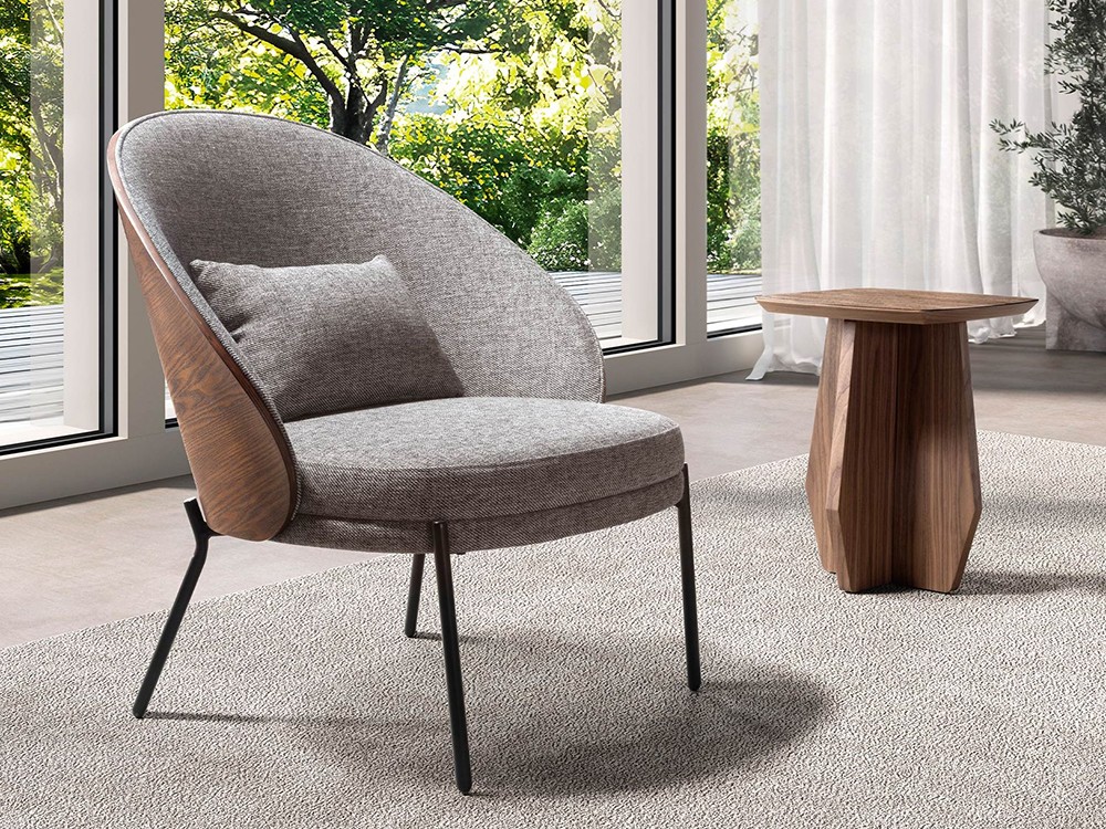 Sillón tapizado en tejido gris con trasera en chapa natural de nogal 5184 de Ángel Cerdá