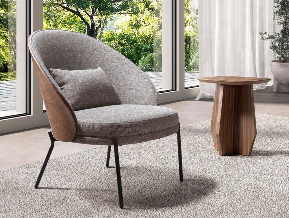 Sillón tapizado en tejido gris con trasera en chapa natural de nogal 5184 de Ángel Cerdá