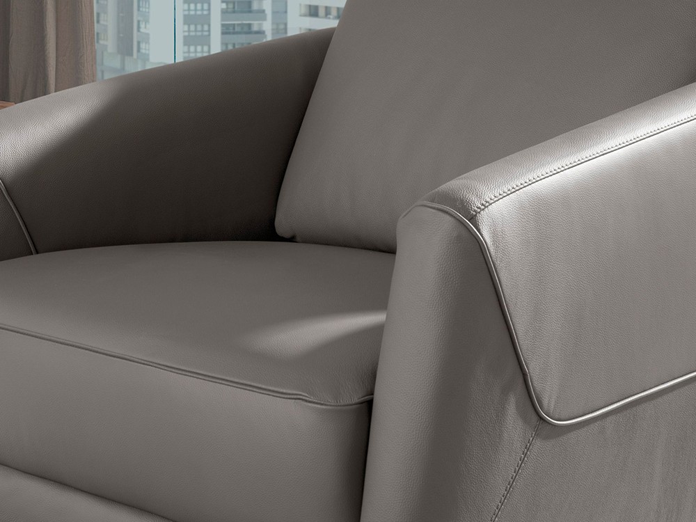 Tapizada en suave piel natural color gris, sillón 5134 de Ángel Cerdá