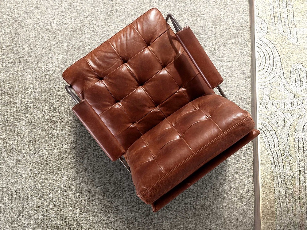 Tapizado en piel de origen vacuno color coñac capitoné, sillón 5166 de Ángel Cerdá