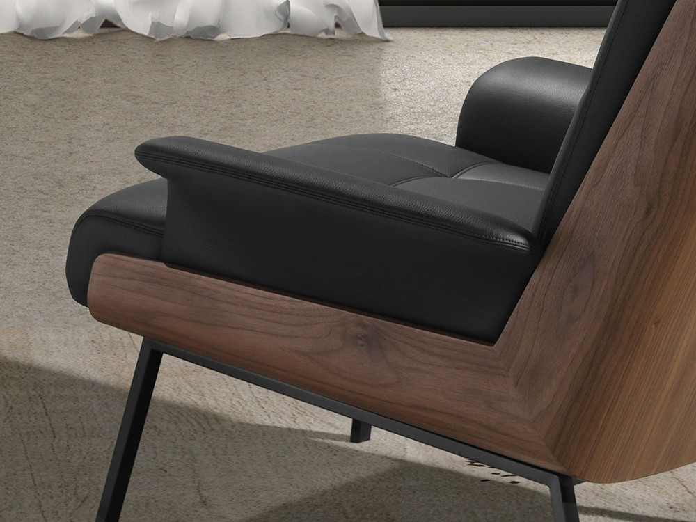 Detalle del tapizado en polipiel negro y la chapa natural de nogal 5140 de Ángel Cerdá