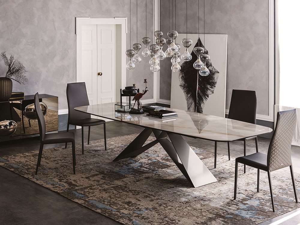 Premier keramik mesa con base escultórica de acero gofrado de Cattelan